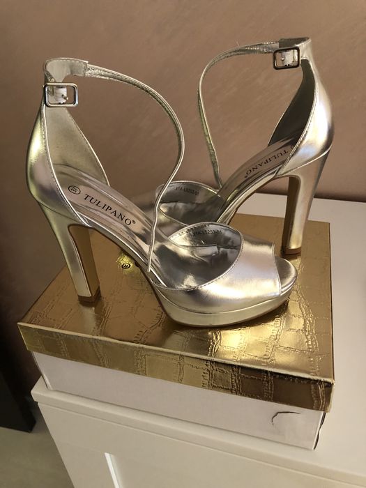 сребристи обувки и чанта