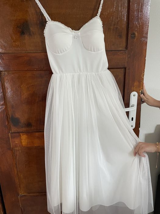 Бяла сватбена рокля