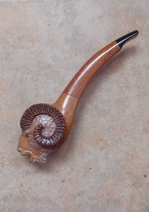 Лула за пушене "Овен". Дърворезба от Генадий Никитин.