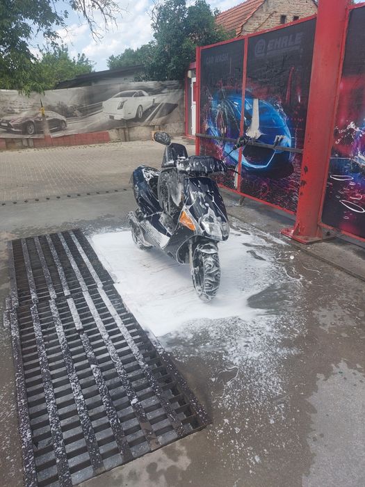 Dau spre vanzare 2 scutare aprillia  cu motoare de 49 si seturi de 80
