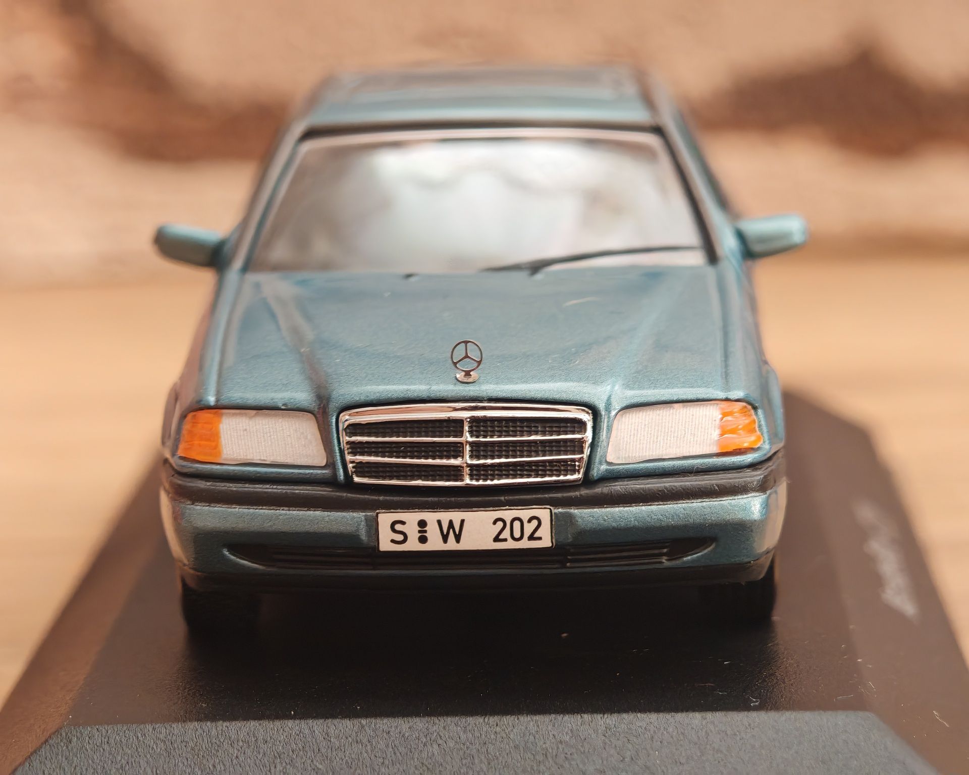 Колекционерски модел Mercedes-Benz C220 1:43 в кутия
  Minichamps