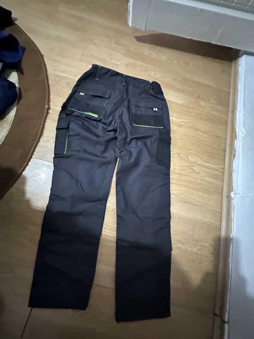 Pantaloni, bluze si geci  noi de munca