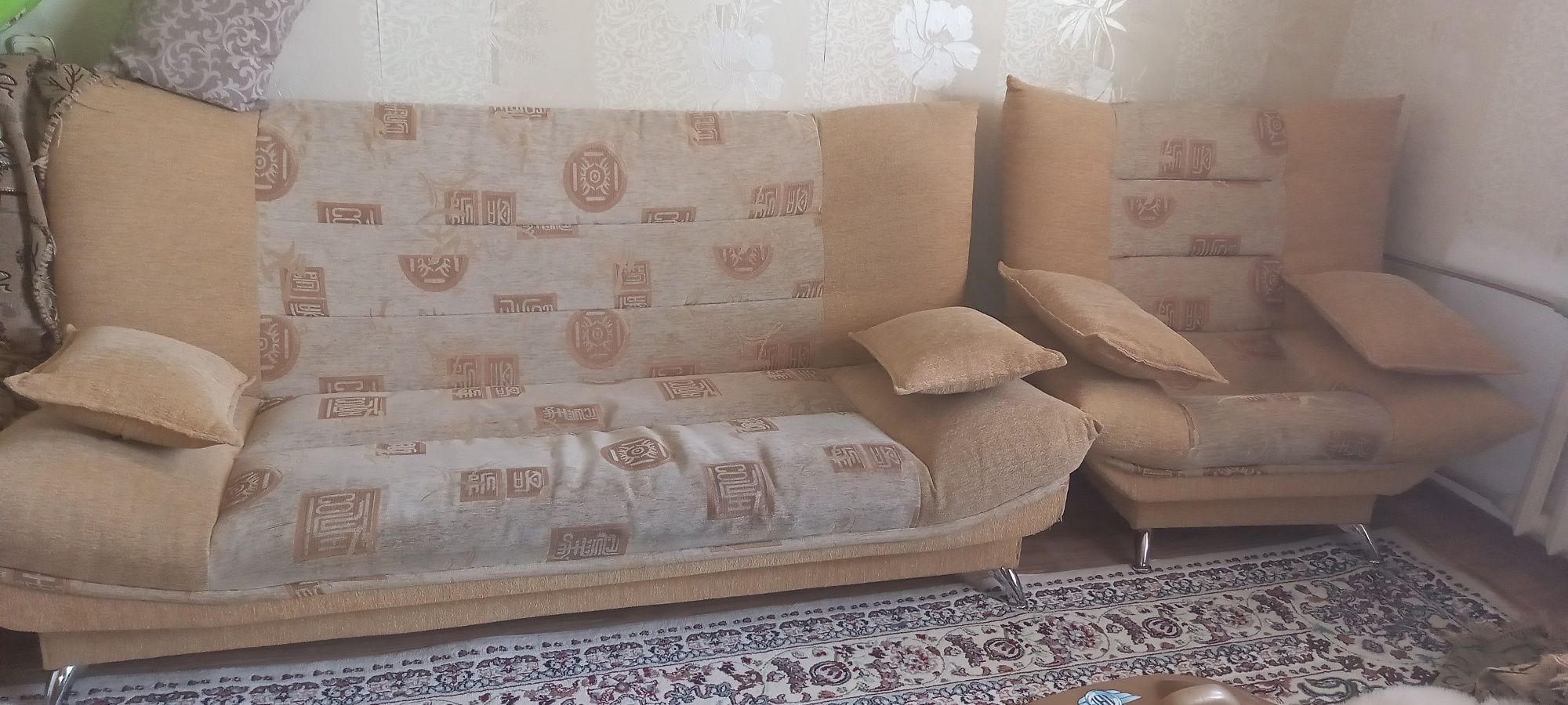 Диван с двумя креслами