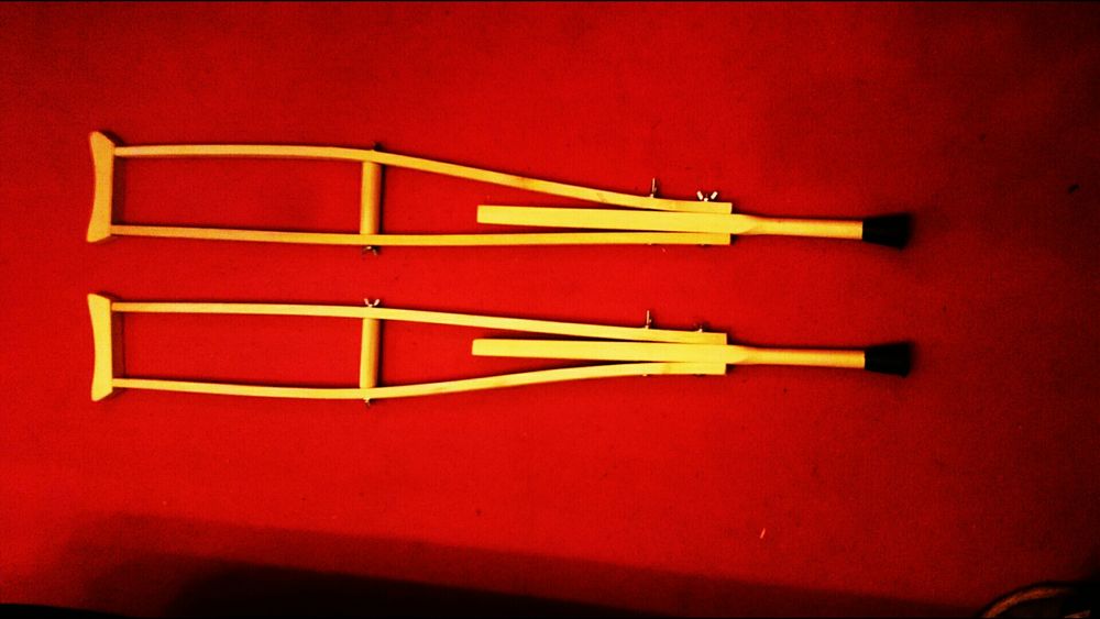 Cârje din lemn sau aluminiu