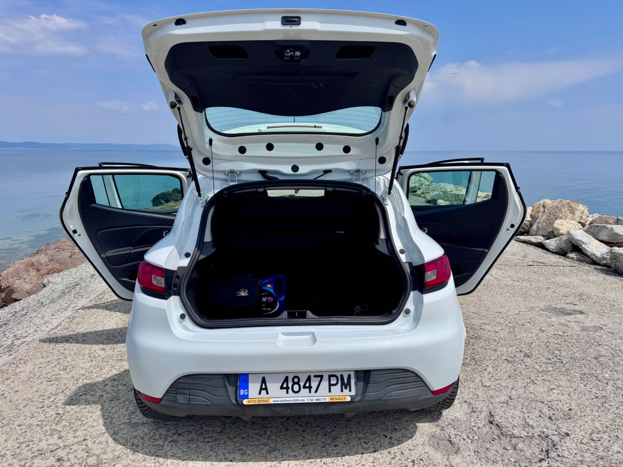 Renault Clio IV , 1.2 бензин,2015г, запазена, обслужена, каско