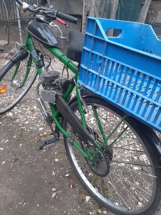 Bicicleta cu motor pe benzină