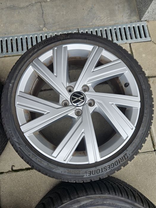 Оригинални джанти със зимни гуми за Vw Golf 225 40 18