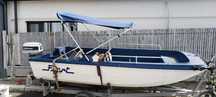 Barca trimaran cu motor si peridoc .