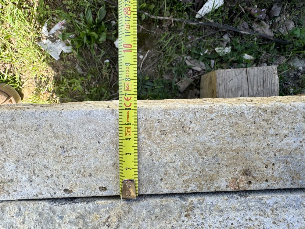 Stalpi de beton cu gauri pentru gard, zmeura etc