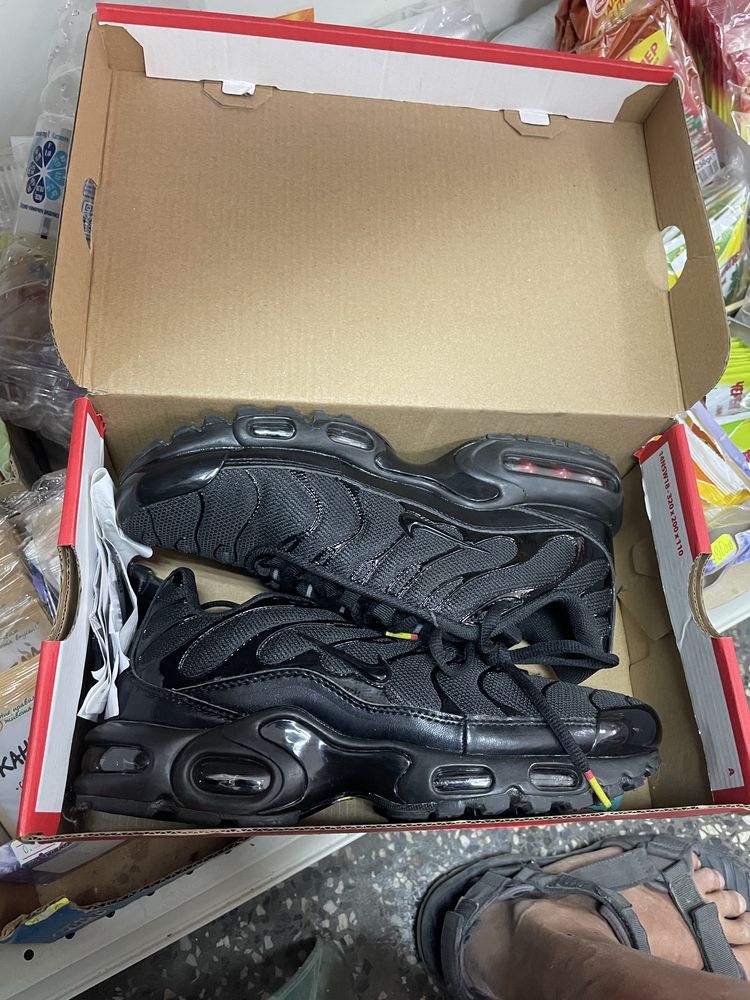 Маратонки NIKE…………………
