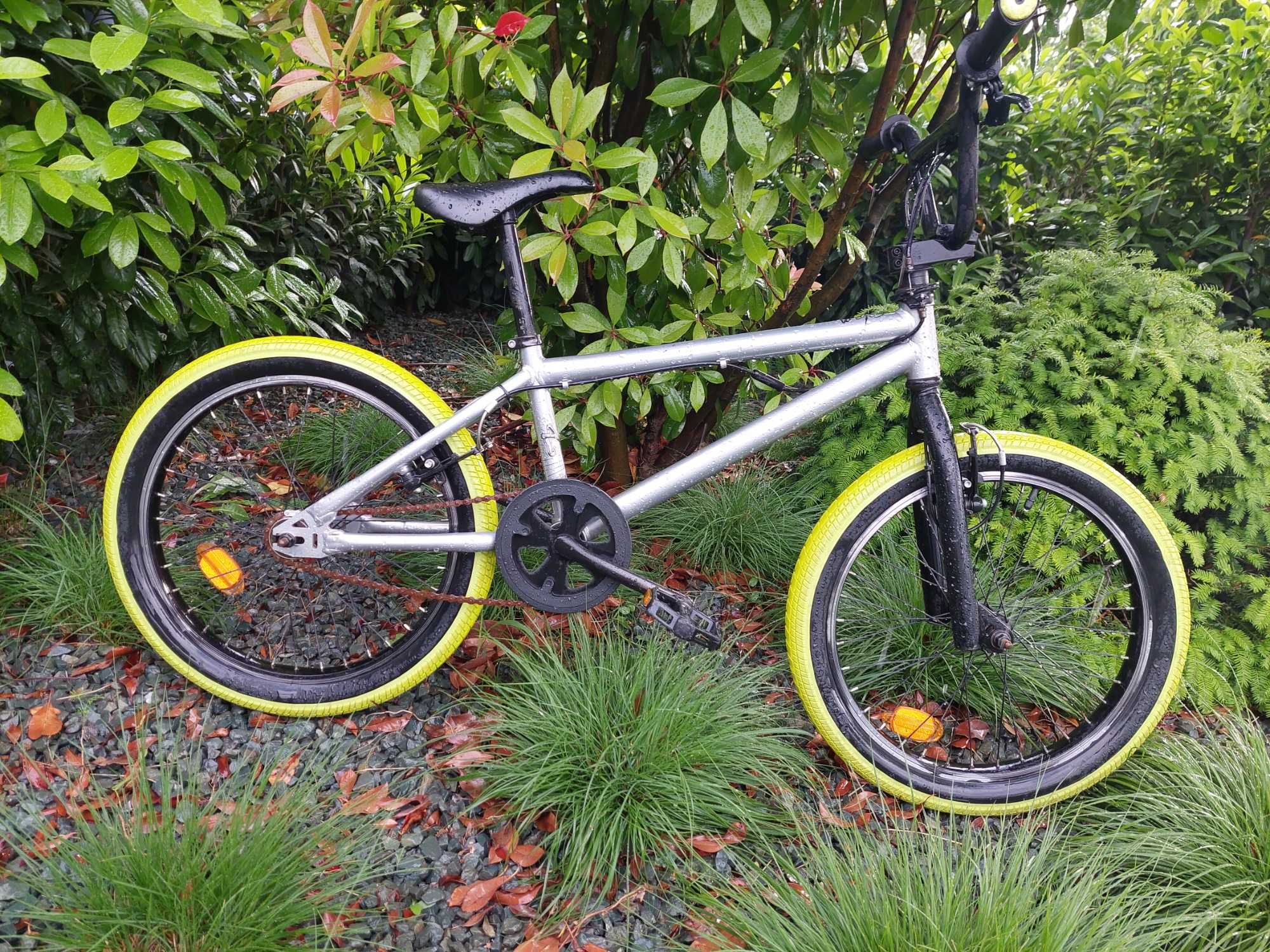 Bicicleta BMX verde cu cadrul argintiu zona Domnesti