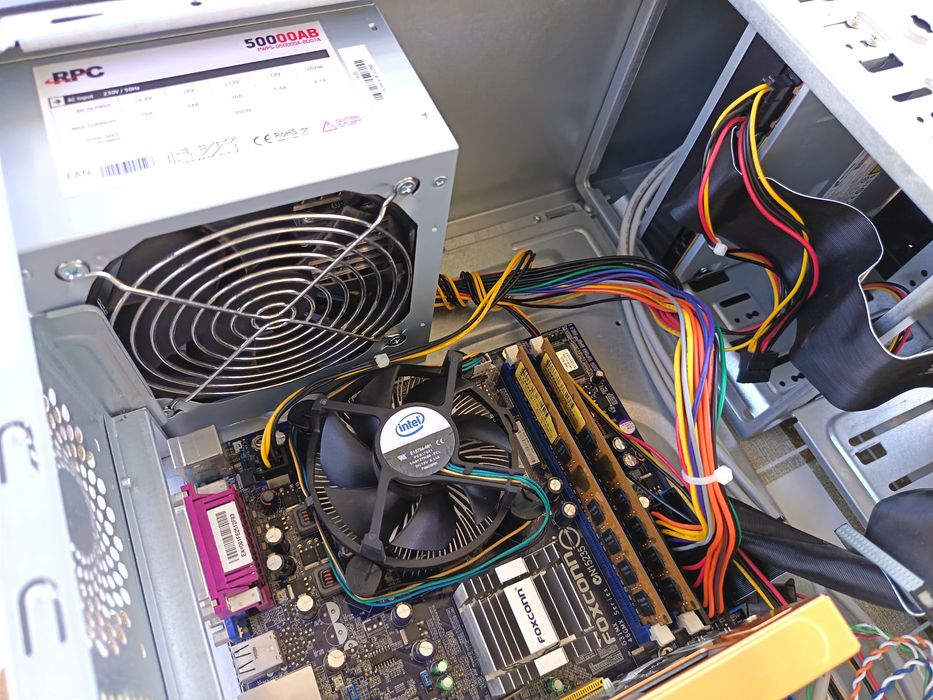 Vând PC funcțional cu Windows 7