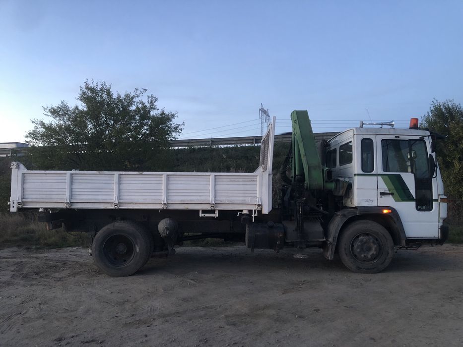 Camion cu macara basculabil