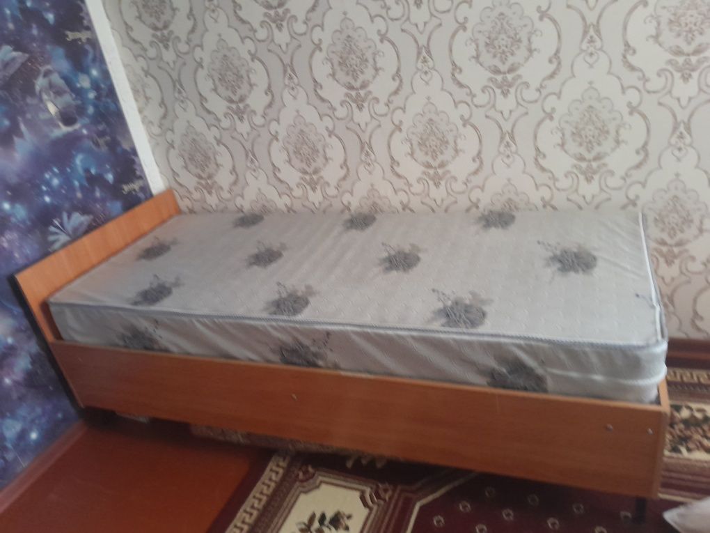 Кровать и диван два кресло