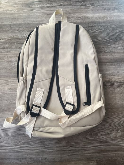 Бяла раница подходяща за училище и не само