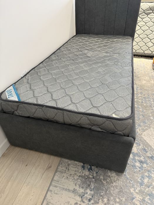 Кровать с матрасом