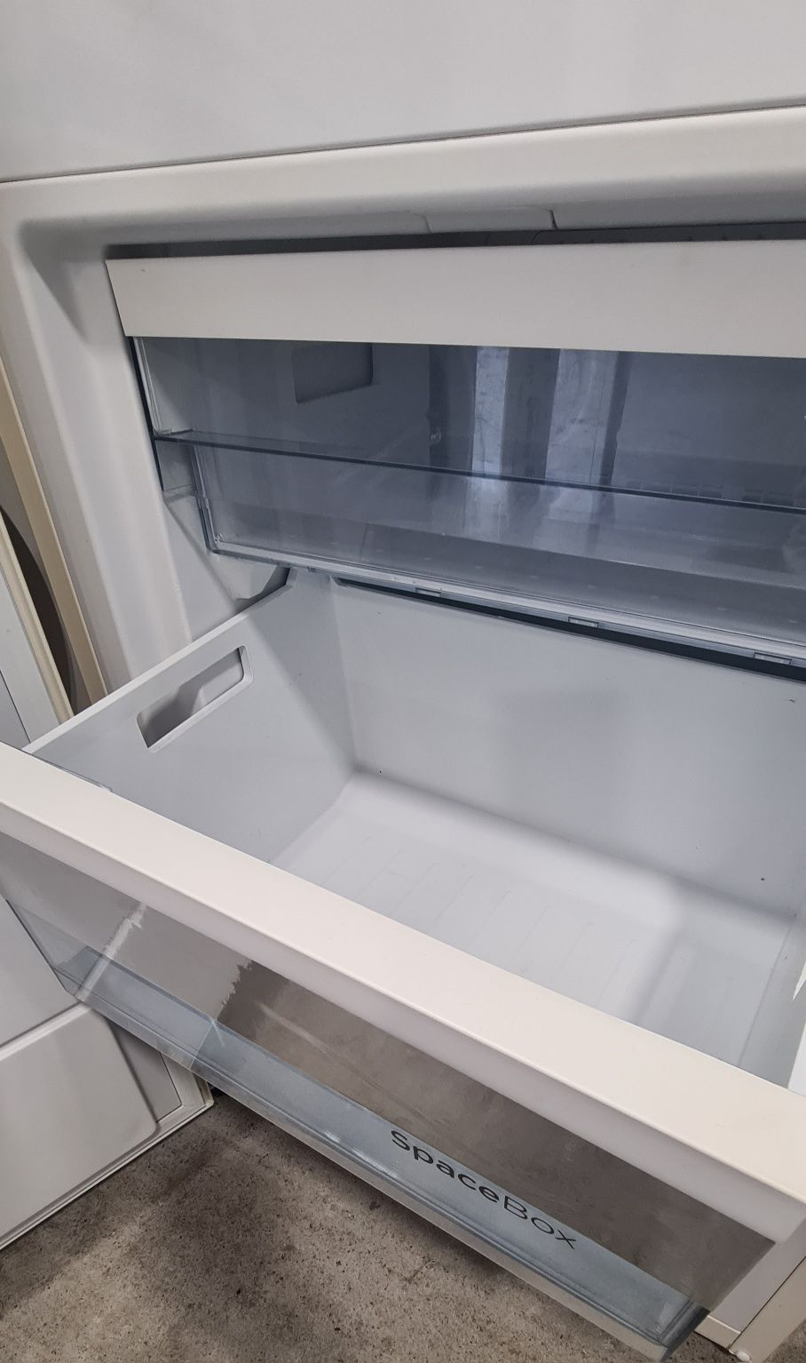 Хладилник с фризер GORENJE 185СМ А+++