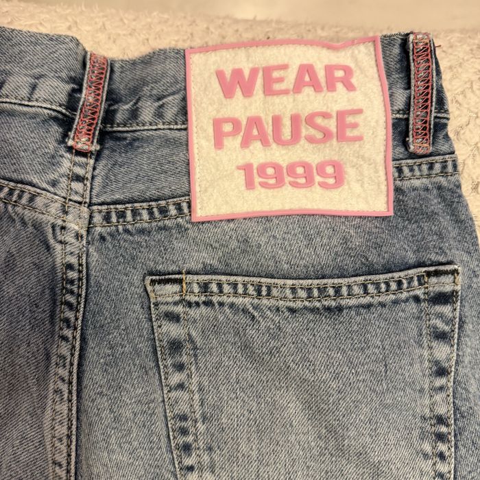 Сини дънки на Pause