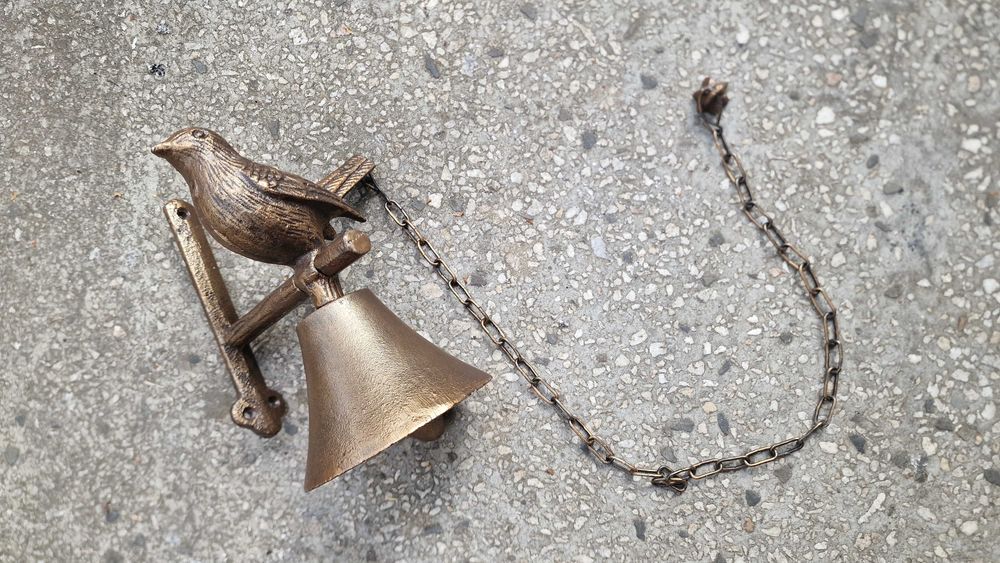 Чугунена камбана с декорация пиленце.