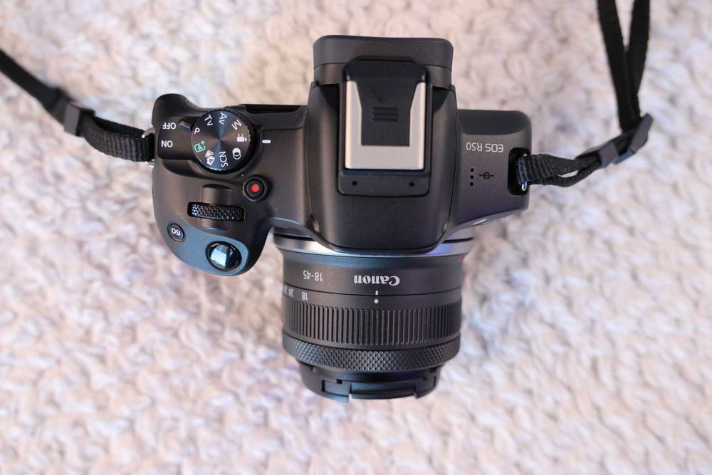 Canon R50 + Canon RF-S 18-45mm f / 4.5-6.3 IS STM с Гаранция до 2026