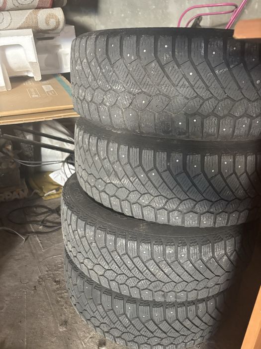 Продам шины шипованные