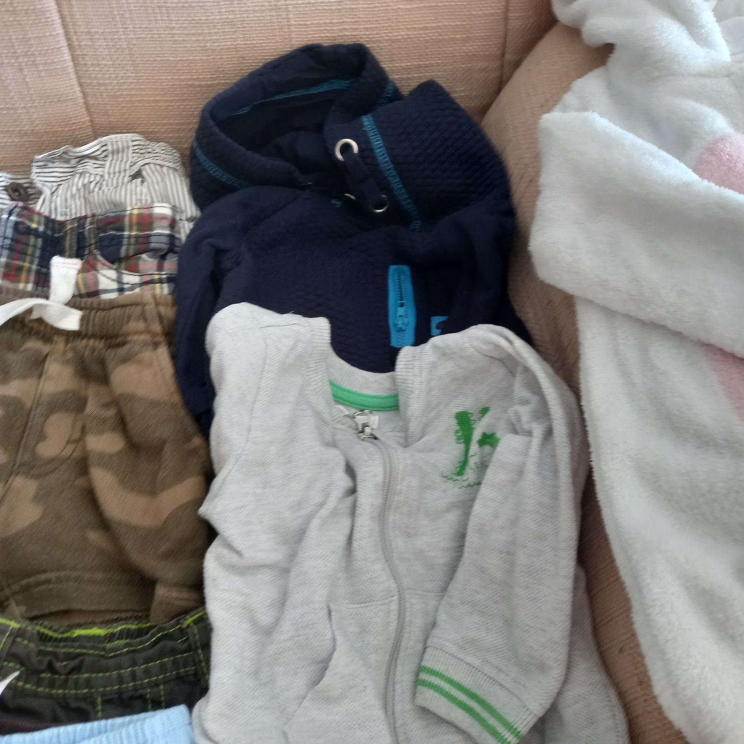 Haine bebe 6-9 luni (68-74)trening Converse, in stare f buna, peste 25