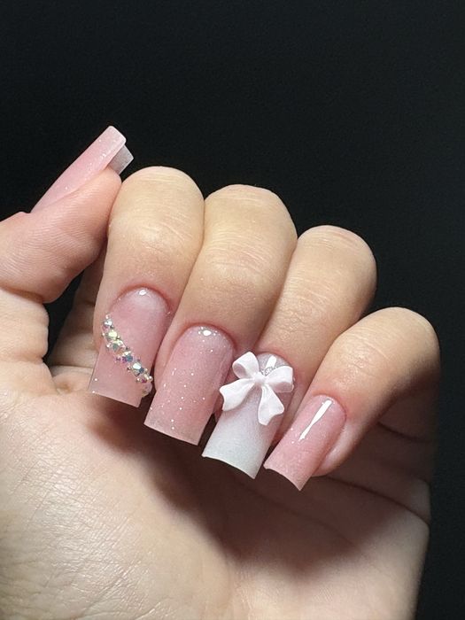 Caut model pentru manichiura gratuit