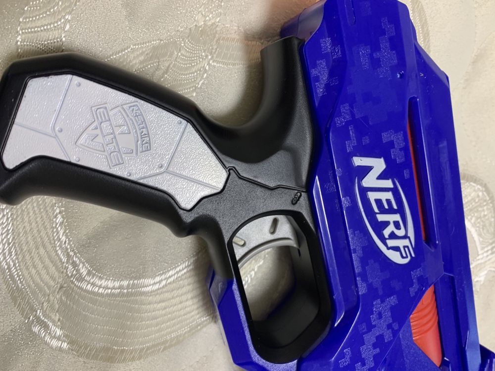 NERF Dual-Strike Бластер /със стрели/