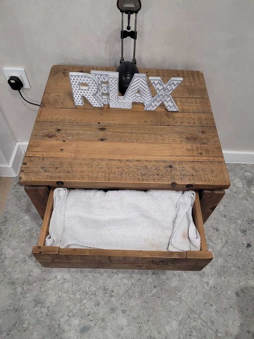 Странична маса от масивно дърво с чекмедже