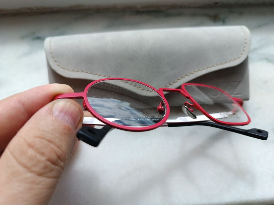 Ramă ochelari din titan pur, asimetrică.