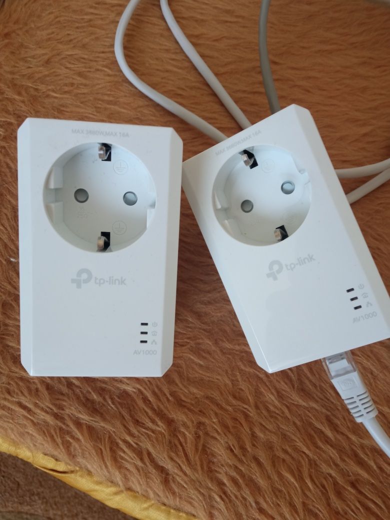 Продавам два Power line адаптери TP Link
