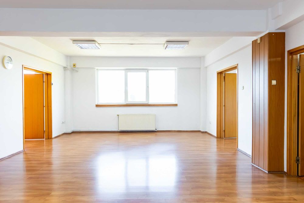 Cladire P + 1 + M 470 mp utili, curte 500 mp, 7 locuri parcare