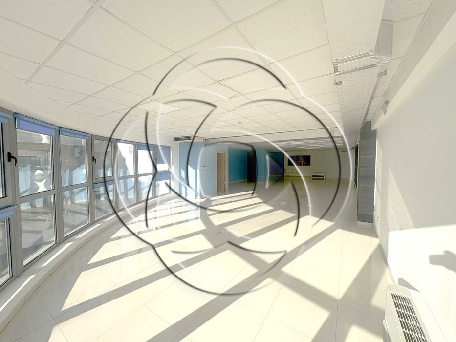 Просторен офис в сграда на входа на метро и с паркинг