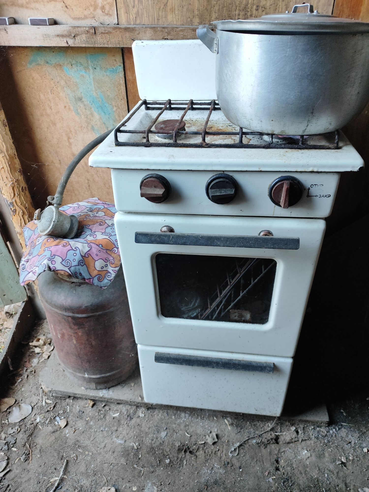 Продам газовую плиту двух камфорную