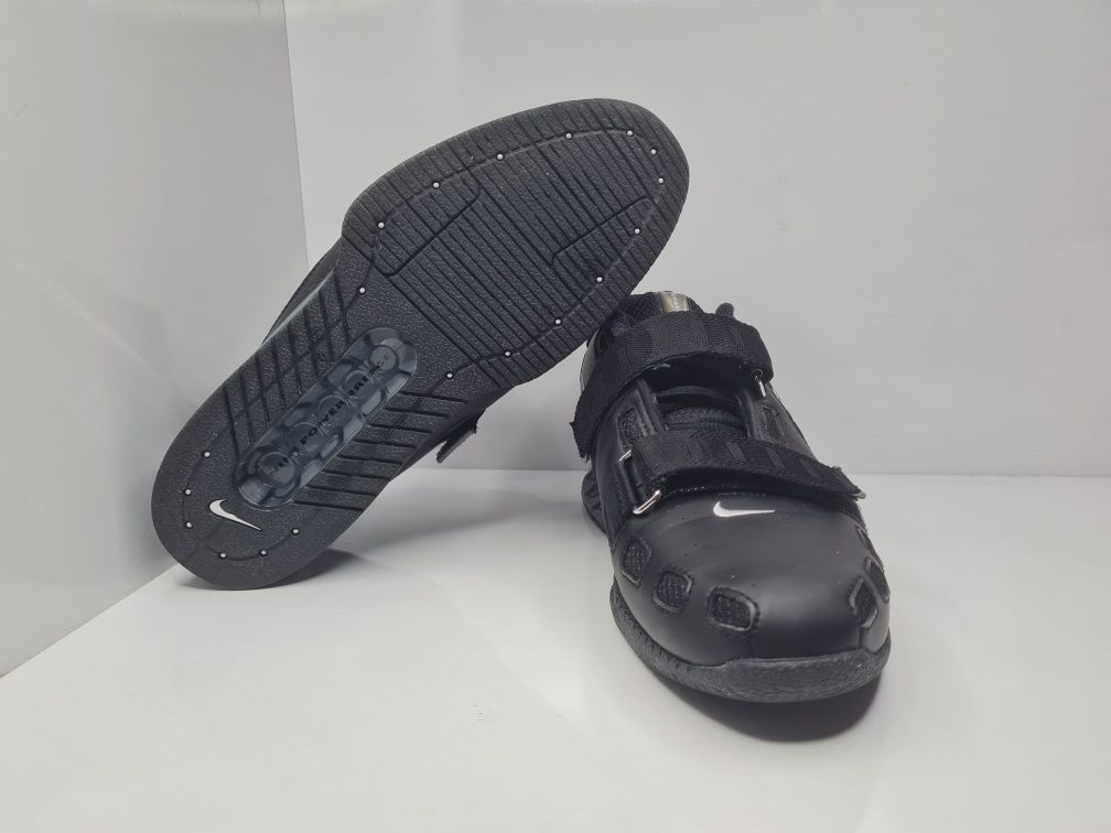 Шангети Nike Romaleos 2

Чисто нови без кутия.
