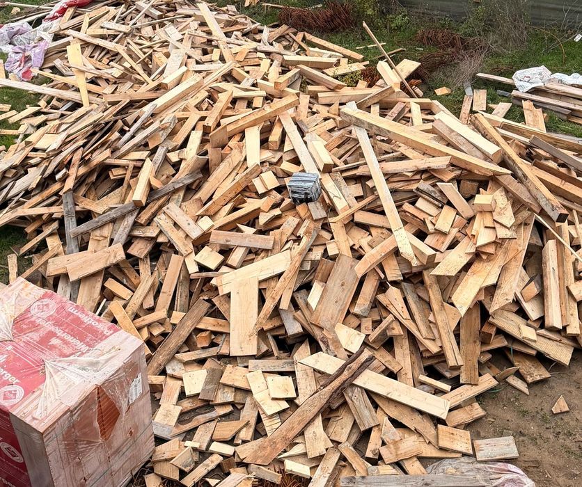 Deșeuri brad / lemn foc / deșeuri construcție/ laturoaie