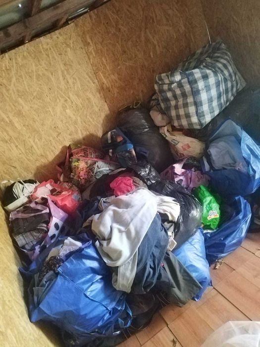 Vând haine de piața calitatea 1, prin ele sunt și haine de firmă