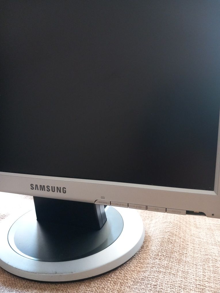 Монитор Samsung 713n