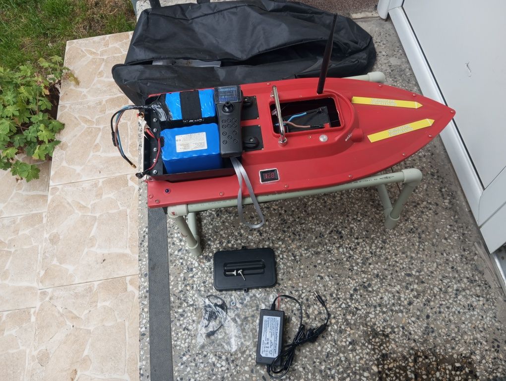 Бърза лодка за захранка V16, 12V
