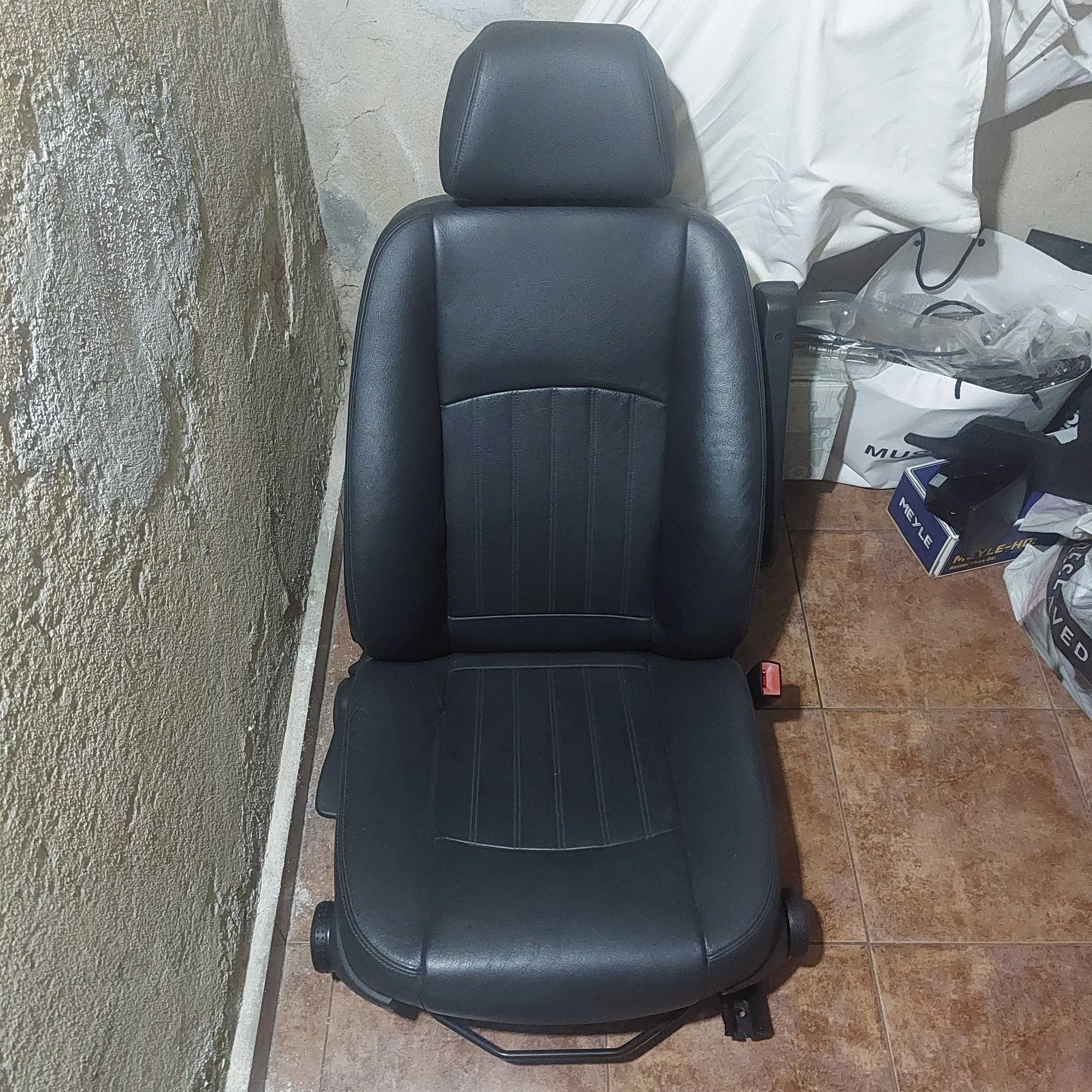 Продавам предна еденична пасажерска седалка от Мерцедес Виано2012 W639