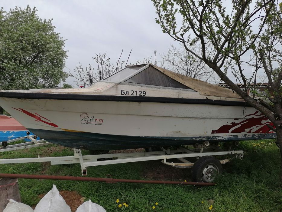 Лодка с колесар..