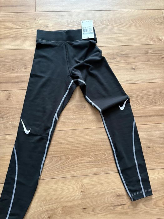 Оригинален клин на Nike Swoosh в размер ХС