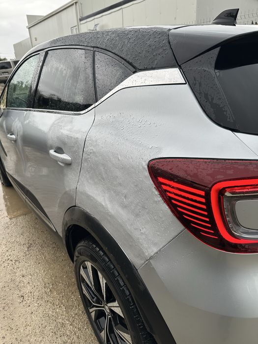 Renault Captur 2023 1.4 BENZINA HYBRID AUTOMAT usor avariat / lovit
