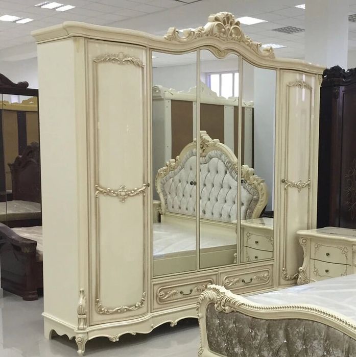 Срочно продаю шкаф с туалетным столиком !