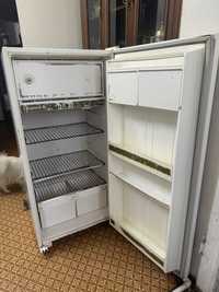 Продаем 2 холодильника бирюса рабочий , зил не рабочий