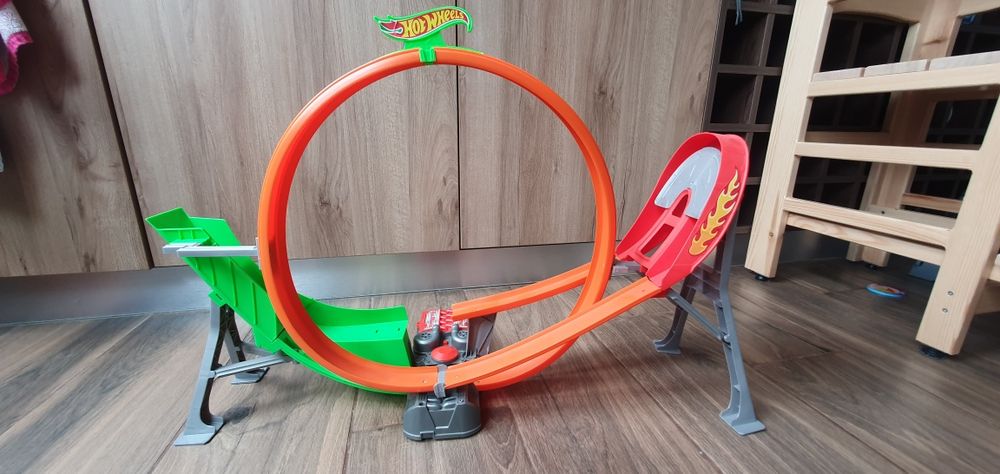 Hot wheels писти, автовоз и над 70 колички