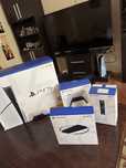 PS5 Slim Disk + 2 joystick-uri + stație încărcare + stand vertical