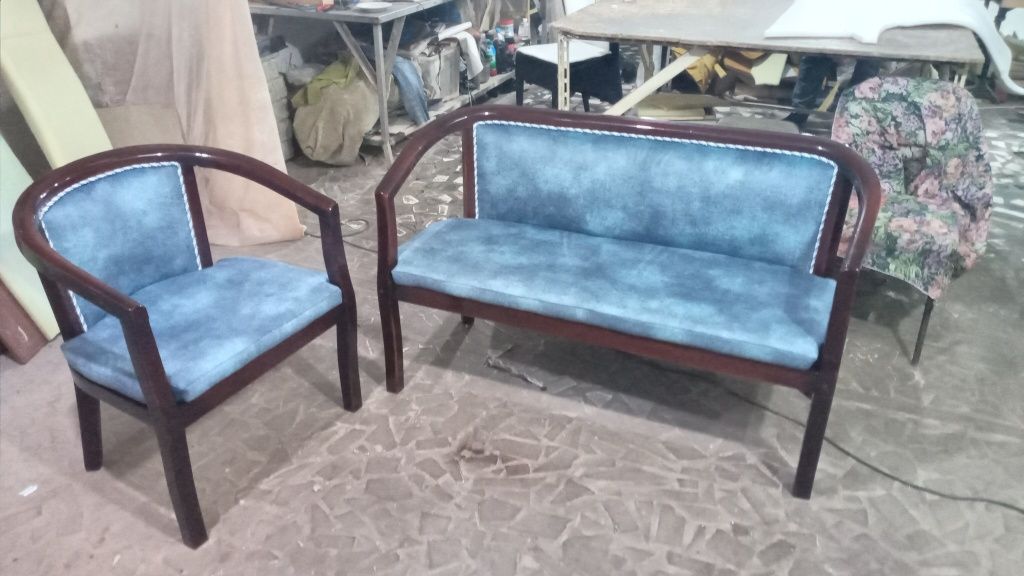 Реставрация стульев переобивка материала лакировка покраска.