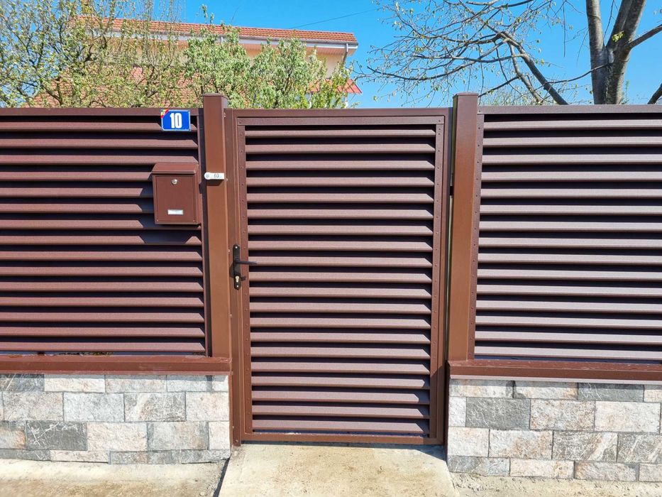 Porti si garduri metalice tip jaluzea Maro Ral 8017