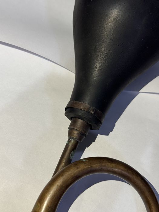 Реаритетный латунный клаксон с резиновой грушой•винтаж,коллекция,антик